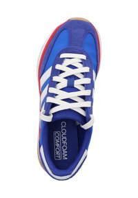 Blå träningsskor med ett texturerat tygöverdrag, vita ränder och snörning. Har en vadderad sula märkt "CLOUDFOAM KOMFORT." Gummisula.