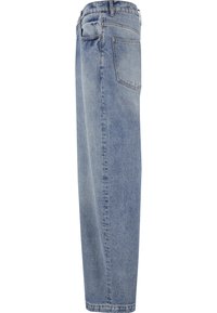 Vaqueros denim de pierna recta de color azul claro mostrados de lado con cinturilla visible, presillas para el cinturón, costura lateral y bolsillo trasero.