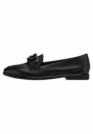 Mocassin plat en cuir noir avec un bout arrondi pointu et un gros détail chaîne noire sur le dessus.