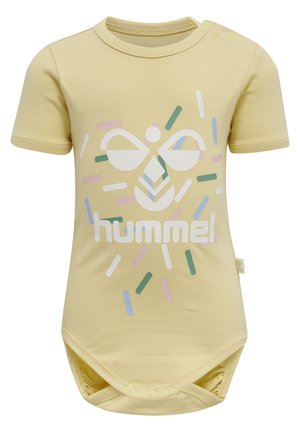 Gul bomuldsbodystocking med korte ærmer, der har et farverigt grafisk design af en sløjfe og ordet "hummel" i hvid. Trykknaplukning forneden.
