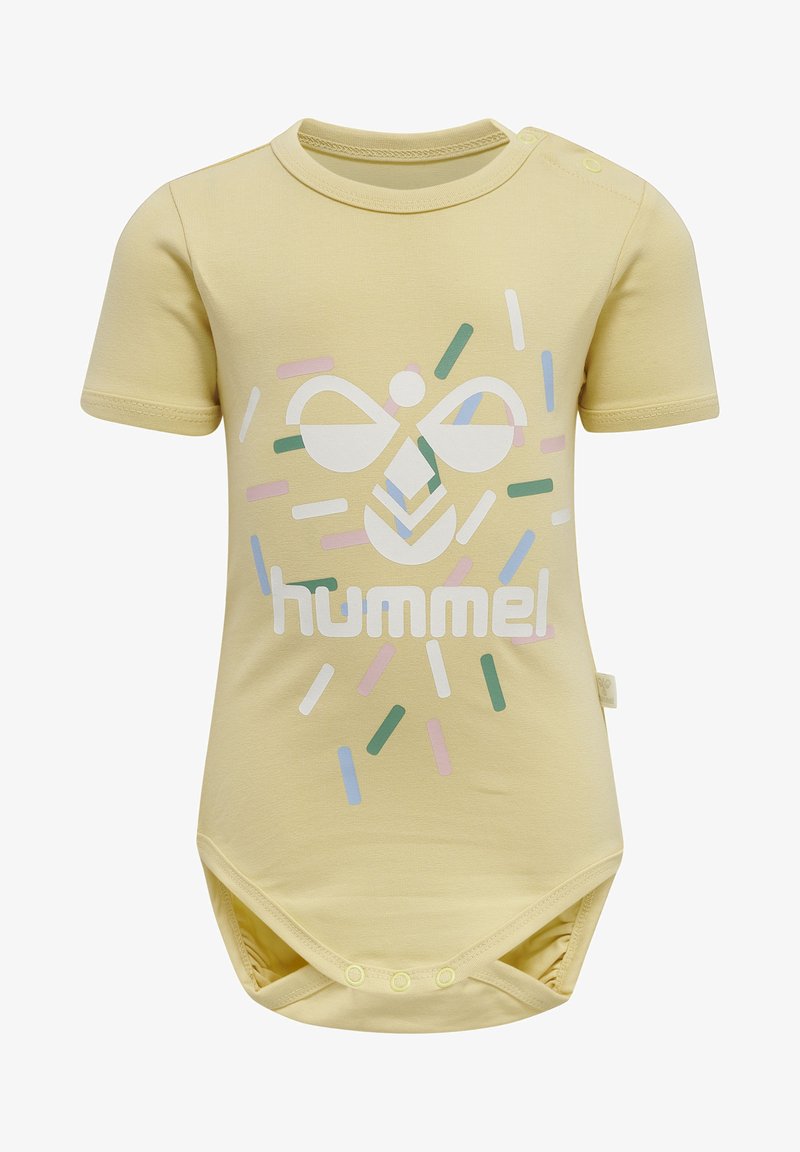 Gul bomullsoverall med korta ärmar, med en färgglad grafisk design av en rosett och ordet "hummel" i vitt. Tryckknappsstängning i botten.