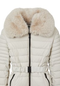 Giacca invernale imbottita di un beige chiaro con colletto in pelliccia sintetica, chiusura frontale a zip e vita elastica. Presenta due tasche laterali con zip.