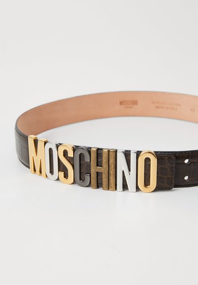 Hnedý kožený opasok s textúrovaným povrchom, na ktorom sa nachádza slovo "MOSCHINO" v farebných kovových písmenách: zlatá, strieborná, čierna a bronzová.