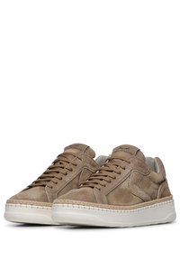 Sneakers beige in suede con punta arrotondata, design con lacci e suola testurizzata. Presentano cuciture decorative lungo la suola e una morbida fodera interna.