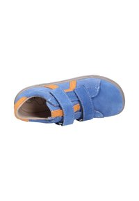 Scarpe in suede blu con accenti arancioni e cinturini in Velcro. Punta arrotondata, tomaia texturizzata e suola in gomma flessibile. Design leggero per il comfort.