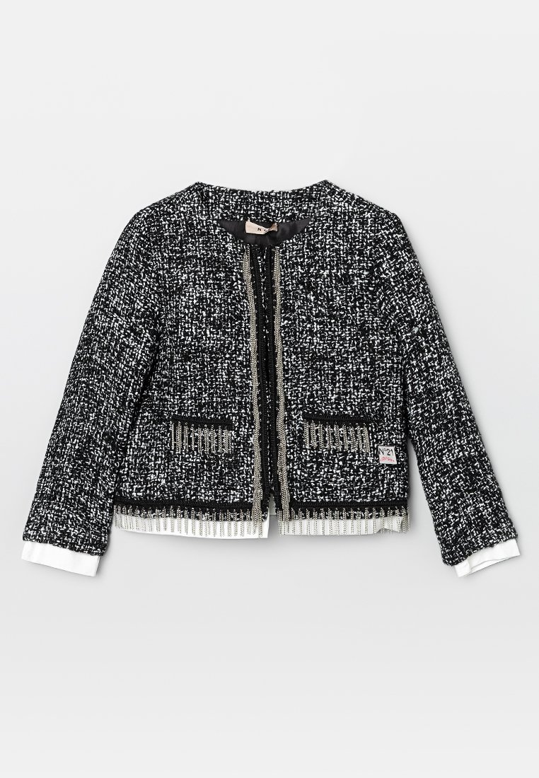 Giacca in tweed bianco e nero con finitura testurizzata, con apertura frontale, due tasche anteriori e dettagli frangiati lungo l'orlo e i polsini.