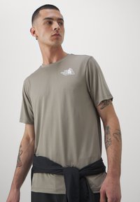 The North Face TEE GRAPHIC - Αθλητι�κό μπλουζάκι - cavern grey