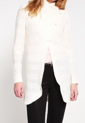 Cardigan bianco lavorato a maglia con colletto a scialle, due bottoni, polsini a coste e orlo leggermente asimmetrico, realizzato in tessuto testurizzato.
