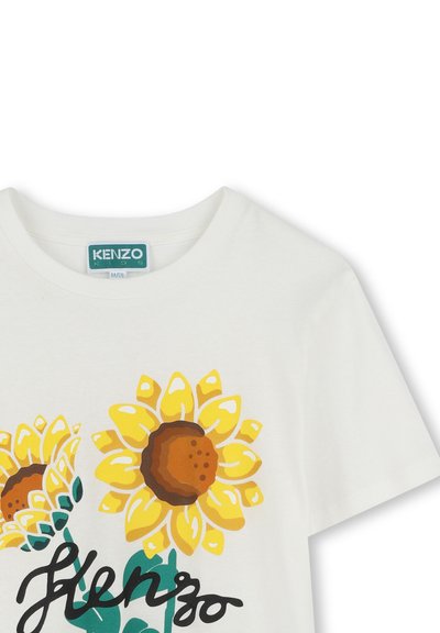 T-shirt en coton blanc avec deux tournesols jaunes au centre marron et feuilles vertes, arborant le mot "Kenzo" en écriture noire.
