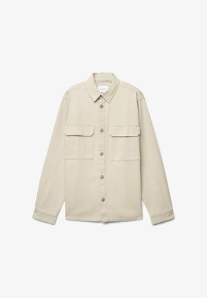 Camicia beige con bottoni, realizzata in cotone, con colletto, due tasche frontali con pattina e bottoni grigi. Maniche lunghe con polsini con bottoni.