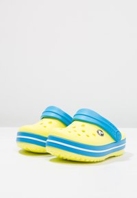 Crocs CROCBAND - Sandály do bazénu - tennis ball green/ocean