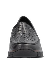Scarpa slip-on in pelle nera con dettagli in borchie sulla parte superiore, punta rotonda e suola in gomma texturizzata per una buona aderenza.