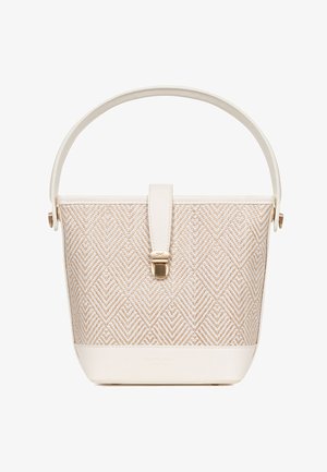 Sac à main tissé beige et blanc avec motif en losange, garniture en cuir blanc, poignée unique supérieure, et fermeture à clip dorée à l'avant.