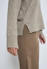 PEPPERCORN CASEY V-NECK - Džemper - m winter twig sand melange