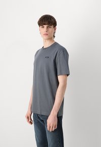 Calvin Klein COMFORT FIT - Jednoduché tričko - iron gate
