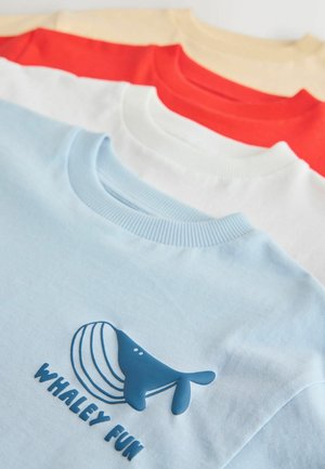 Patru tricouri cu gât rotund în culori deschise: albastru, alb, roșu și bej. Prezintă un grafic cu o balenă albastră și textul „WHALEY FUN” într-un font jucăuș.