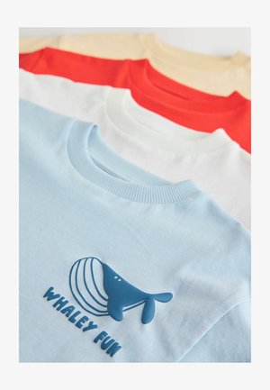 Neljä vaaleiden värien pyöreäkauluspaitaa: sininen, valkoinen, punainen ja beige. Niissä on sinivalaan kuva ja leikkisällä fontilla teksti "WHALEY FUN".