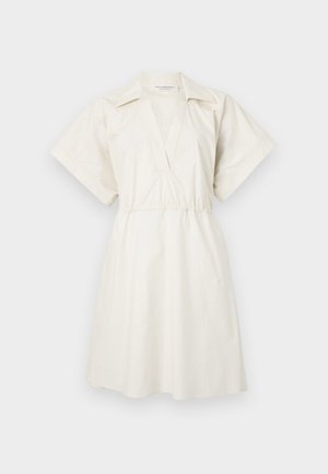 Weißes Kurzarmkleid mit V-Ausschnitt und geraffter Taille, aus leichtem Stoff, mit lockerem Schnitt und minimalen Details.