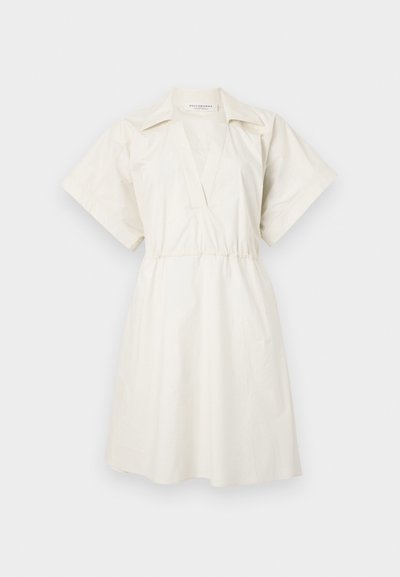 Λευκό φόρεμα κοντομάνικο με V-λαιμόκοψη και καμωμένη μέση, κατασκευασμένο από ελαφρύ ύφασμα, με χαλαρή εφαρμογή και ελάχιστες λεπτομέρειες.