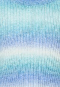 Top din tricot cu model canalat în nuanțe gradient de albastru deschis, turcoaz și alb, având o textură moale și un gât rotund.