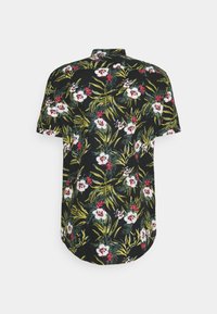 Lyhythihainen musta paita, jossa on kukkakuvio valkoisilla ja punaisilla kukilla, vihreillä lehdillä ja kaartuvalla helmalla. Puuvillamateriaali.