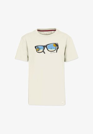 Beige t-shirt med sort solbrillegrafik, der viser en strandscene med en palme, sejlbåd og sol, der spejles i glassene.