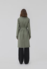 Modström HIRO - Trenchcoat - soft moss