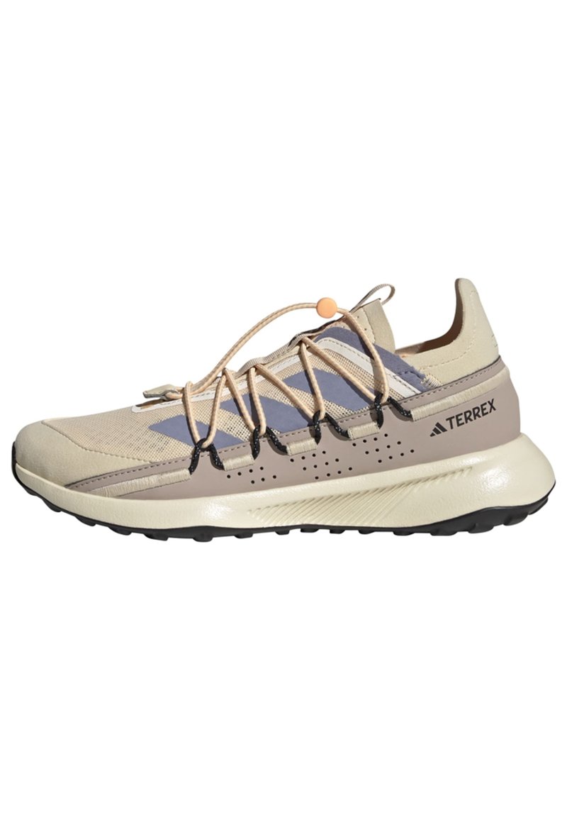 Adidas Terrex VOYAGER 21 TRAVEL - Pārgājienu apavi - sand strata   silver violet   acid orange