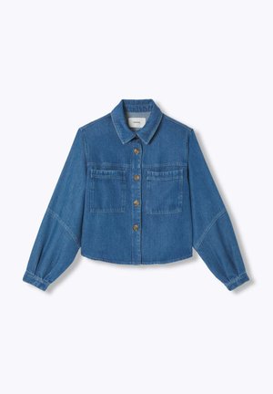 Veste en denim bleu avec manches longues bouffantes, fermeture à boutons sur le devant, deux poches poitrine et col chemise.