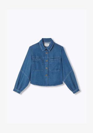 Veste en denim bleu avec manches longues bouffantes, fermeture à boutons sur le devant, deux poches poitrine et col chemise.