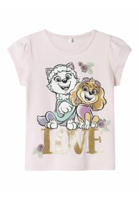 Jasnoróżowa koszula z krótkim rękawem z rysunkami psów i złotym brokatowym napisem "LOVE" oraz kwiatowymi akcentami. Miękka tkanina i luźny krój.