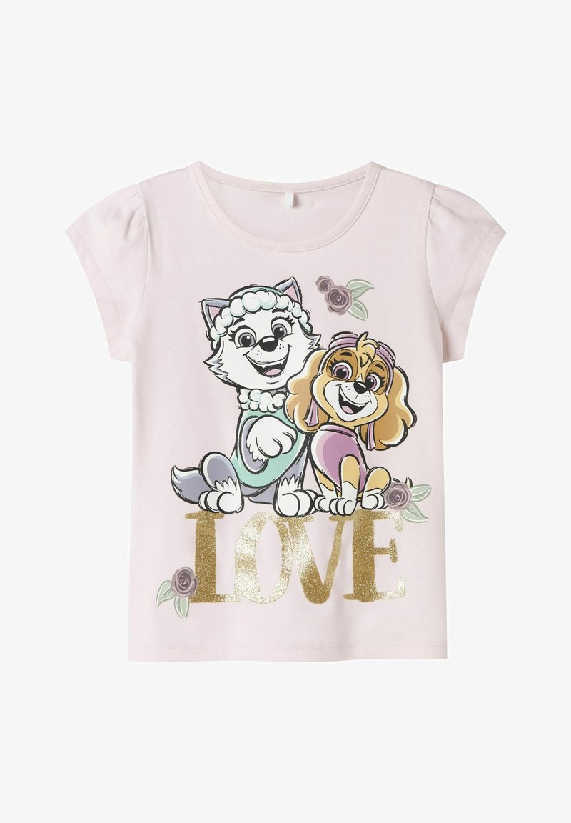 Lichtroze shirt met korte mouwen, versierd met cartoonhonden en gouden glitter "LOVE" tekst met bloemenaccenten. Zachte stof met een relaxed fit.