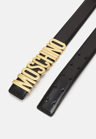Čierny kožený opasok s veľkými zlatými písmenami "MOSCHINO" na zapínaní, hladkým povrchom a viacerými otvormi na úpravu dĺžky.