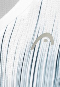 Witte sportieve stof met een textuurpatroon, voorzien van verticale blauwe strepen en een lichtgrijs logo. V-hals ontwerp, close-up weergave.