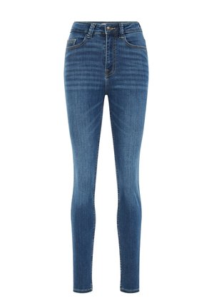 Karcsú szabású, magas derekú farmernadrág sötétkék denim anyagból. Öt zsebből, övhurkokból és kontrasztos varrásból áll. Simaság jellemzi, enyhe kopással.