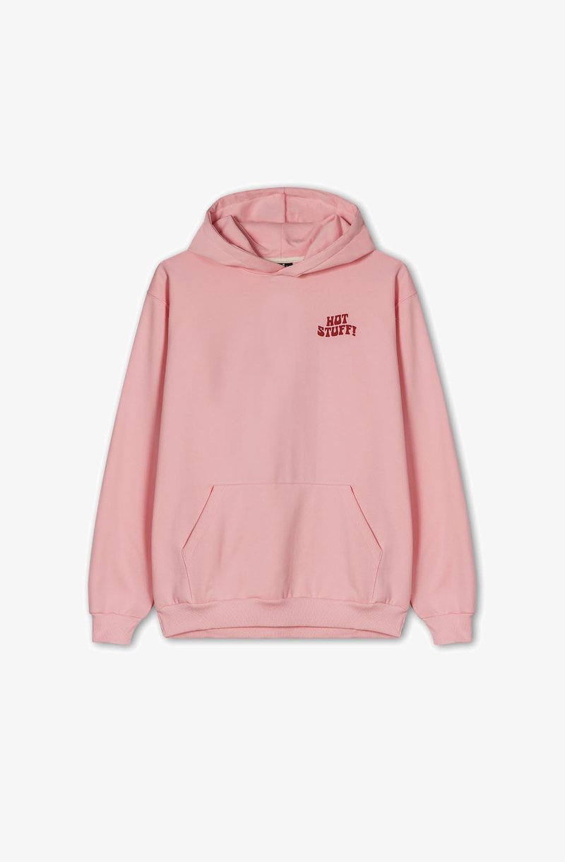 Sudadera rosa hecha de un tejido suave, con un bolsillo frontal y capucha con cordón. "¡COSAS CALIENTES!" impreso en rojo intenso en el pecho.