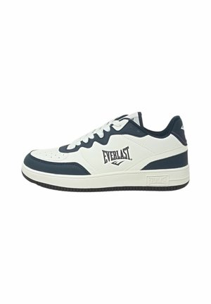 Scarpa da ginnastica Everlast bianca e blu navy con chiusura frontale con lacci e logo laterale, progettata per un uso casual o sportivo.