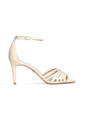 Sandale beige à talon haut avec bride à la cheville et boucle, bout ouvert avec plusieurs fines lanières croisées, et talon stiletto de hauteur moyenne.