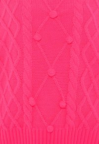 Helles pink gestricktes Sweatshirt mit Rauten- und Zopfmuster, strukturierten Knopfakzenten und geripptem Saum.