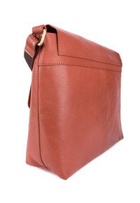 Sac messager en cuir marron avec une texture lisse, un design plat et un rabat. Dispose d'une bandoulière avec une boucle en métal doré.