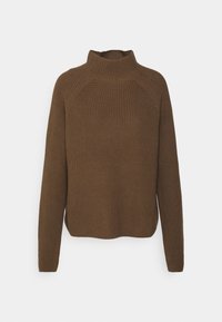 Brun stickad tröja med lång ärm och hög rund halsringning samt ribbad struktur, visad mot en vit bakgrund.