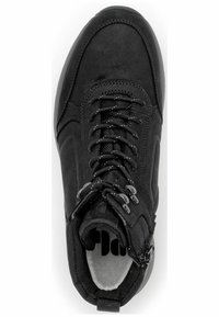 Sneaker high-top nera con tomaia testurizzata, punta tonda e chiusura con lacci. Presenta una cerniera sul lato e un colletto imbottito per il comfort.