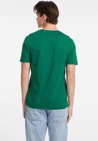 Guess Jeans AMERICAN TEE - Paprasti marškinėliai - grün