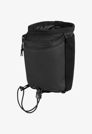 Borsa in nylon nero con forma cilindrica, chiusura zip superiore e cordino regolabile. Presenta una piccola tasca frontale e una robusta ferramenta.