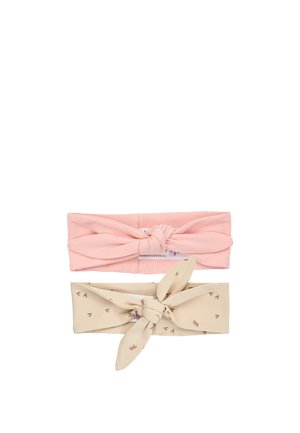 Twee stoffen haarbanden, één effen roze met een centrale knoop en één beige met kleine roze printjes en een gestrikte strik.