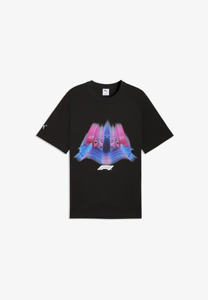 Fekete Puma póló egy színes, stilizált Forma 1-es autó grafikával, alatta az F1 logóval.