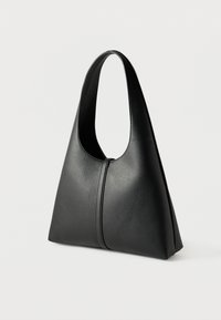 Μαύρη δερμάτινη τσάντα χειρός με φαρδιά λουρί ώμου και καμπύλη πάνω άκρη, που διαθέτει κεντρική κάθετη ραφή και τριγωνική βάση.