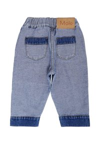 Pantaloni di jeans azzurri chiari con vestibilità comoda, vita elastica e due tasche posteriori. Presentano dettagli in denim scuro sui bordi delle tasche e sui polsini.