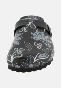 Calzature nere con un motivo floreale grigio, dotate di una fascetta e dettagli decorativi. Texture liscia e forma arrotondata con una suola robusta.