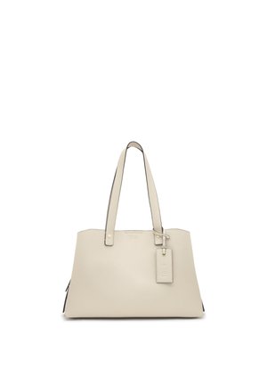 Borsa tote in pelle color crema con due spallacci e una targhetta rettangolare attaccata vicino alla parte superiore, su sfondo bianco.